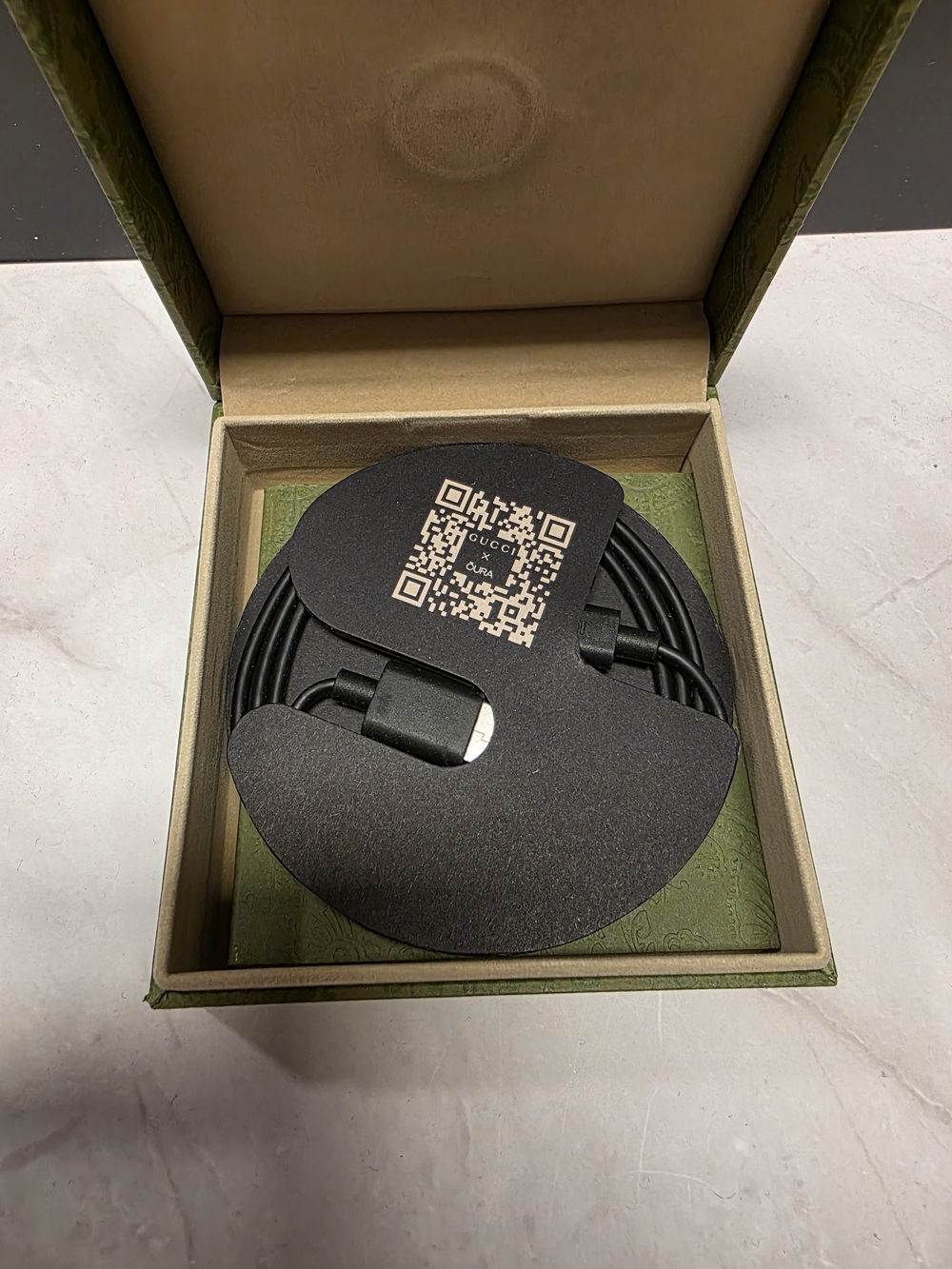 Gucci X Ōura Ring In Black And Gold - Picture 5 of 11